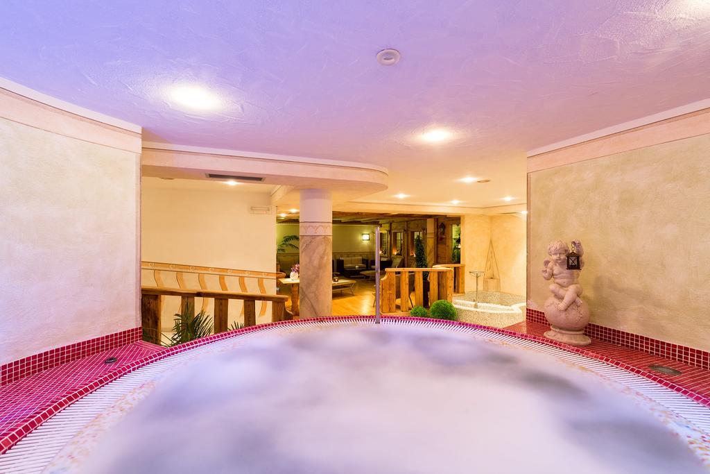 Hotel Bel Sit Корвара ин Бадия Екстериор снимка
