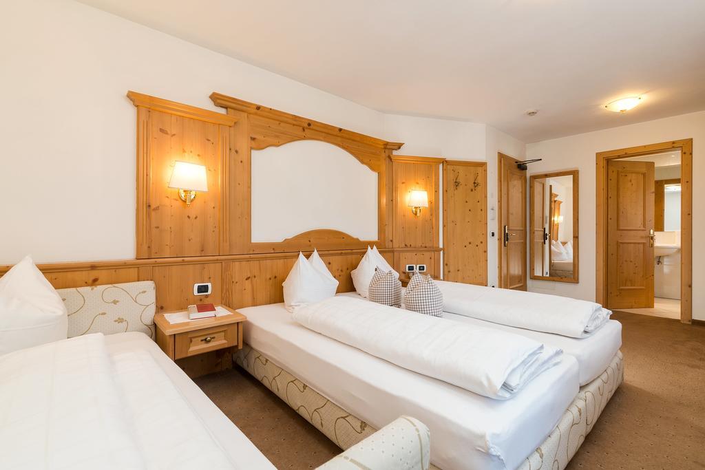 Hotel Bel Sit Корвара ин Бадия Екстериор снимка
