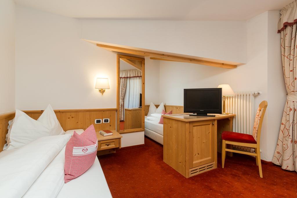 Hotel Bel Sit Корвара ин Бадия Екстериор снимка